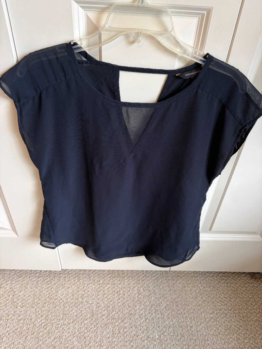 BANANA REPUBLIC WOMEN'S TOP SHORT SLEEVE SHEER V NECK, V CUTOUT BACK SZ SP NAVY.